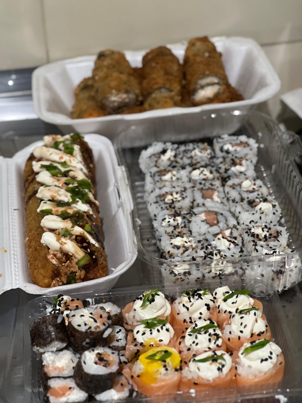 Combo WA RIO Sushi com hot, uramaki e joe