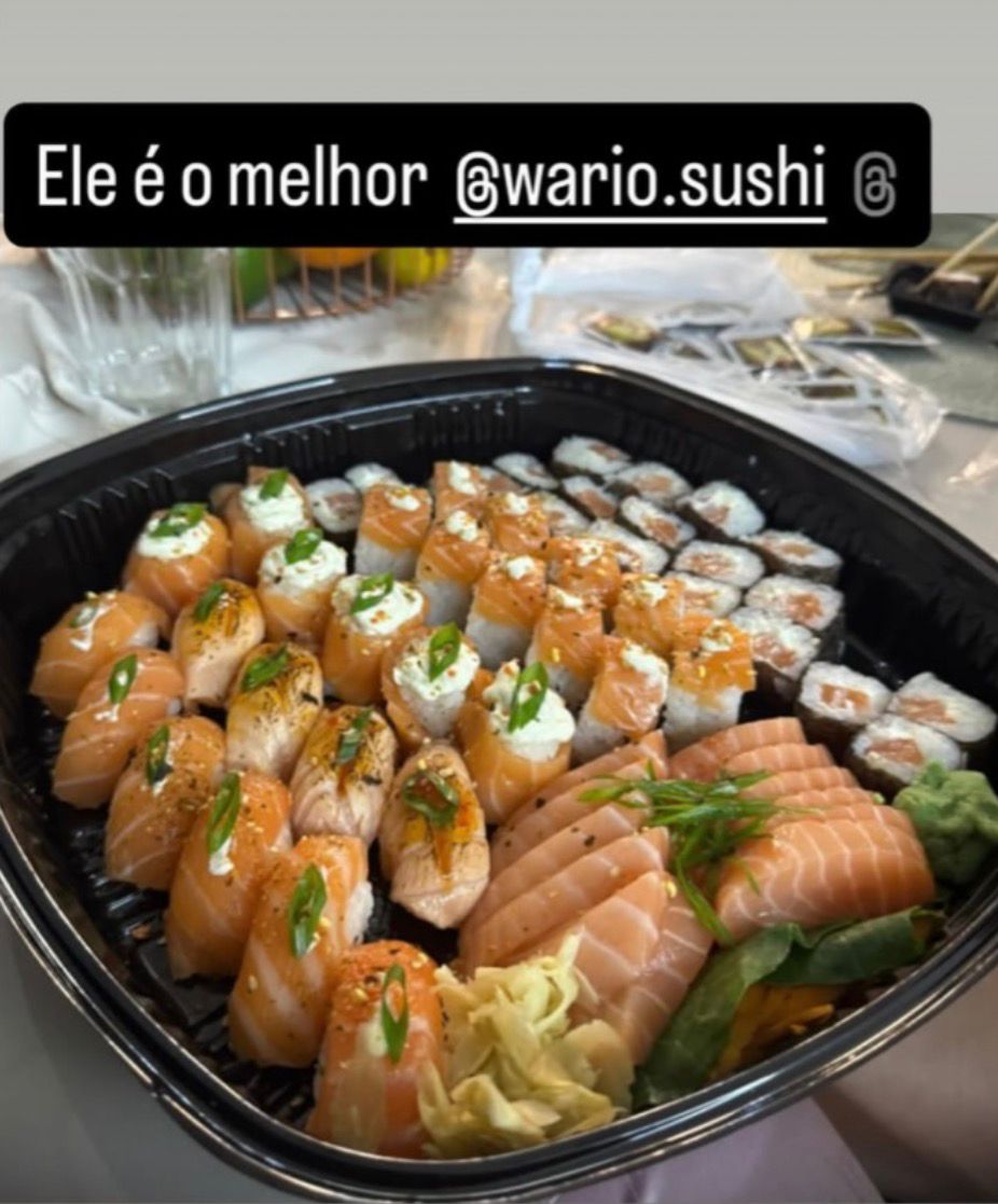Barca de sushi com salm&atilde;o e sashimi