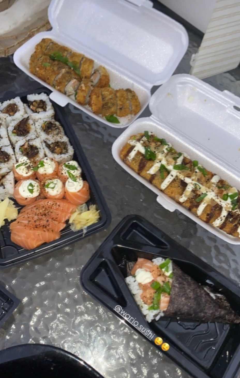 Pedido completo WA RIO Sushi com hot, salm&atilde;o e temaki